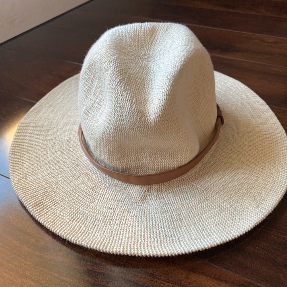 Woman’s hat beige great condition S size